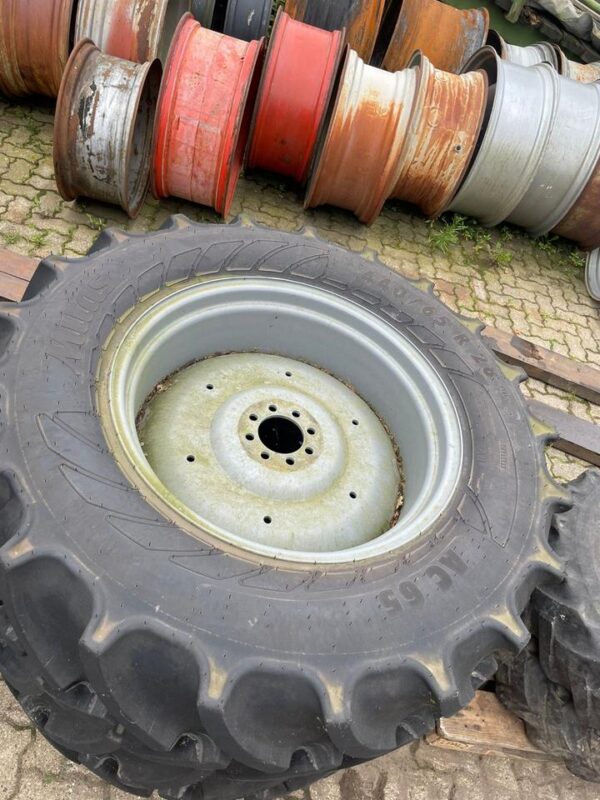 Deutz Agroplus, Same, Lamborghine Vorderräder 440/65R28 – Bild 2