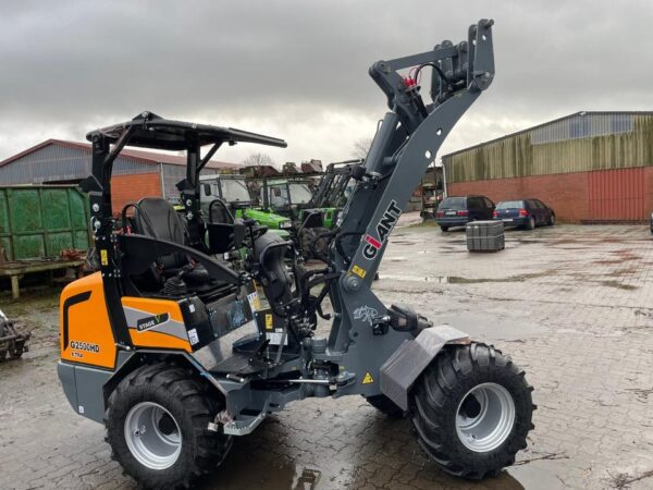 Giant 2500 XTRA HD , Hoflader , Radlader , Galabau, verfügbar – Bild 2